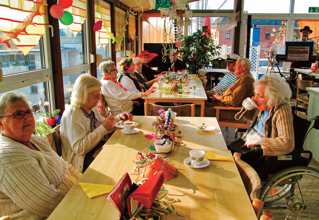 Gemütlicher Kaffeeklatsch mit Alleinunterhalter in der Cafeteria Layout 1