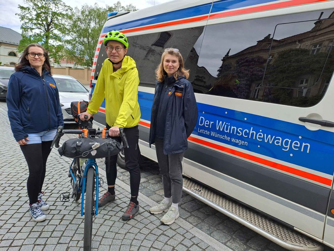 Holger Ostermeyer mit Jennifer Müller (l.) und Lea Sellnau (r.) vom Wünschewagen Sachsen.