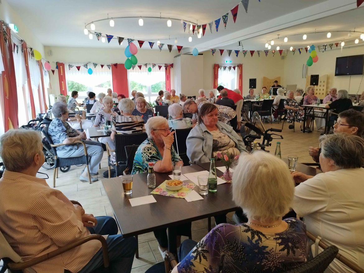Geselligkeit pur: Die festlich geschmückte Cafeteria bot den idealen Rahmen für ein fröhliches Sommerfest.